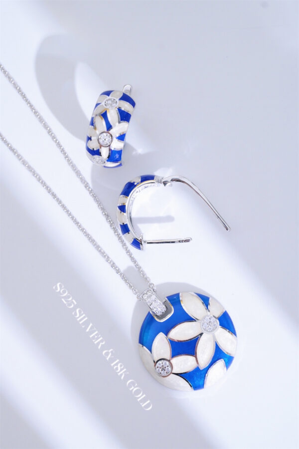 The collision of royal blue and pure white - Image 4