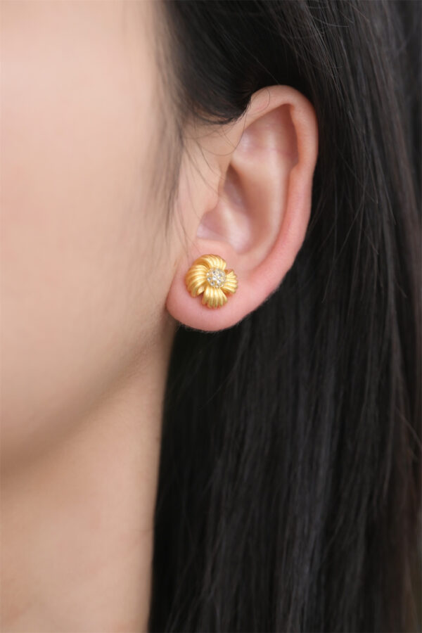 Vintage velvet earrings - Image 4