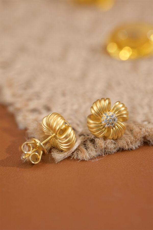 Vintage velvet earrings - Image 2